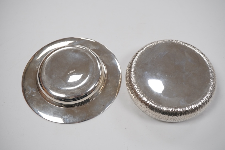 An Elizabeth II bark effect silver shallow bowl by Adrian Gerald Benney, London, 1974, top diameter 9cm, together with a similar shallow dish, by Adrian Gerald Benney, London, 1974, diameter 11.9cm, 8.8oz.